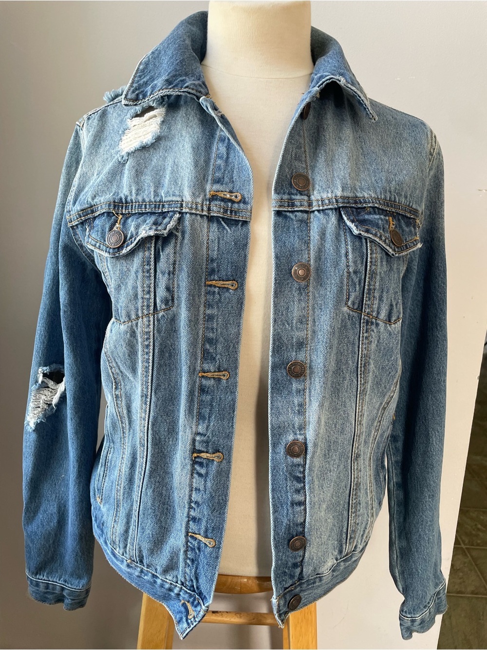 Forever 21 Faded Light Blue Distressed Denim Jacket Size Small